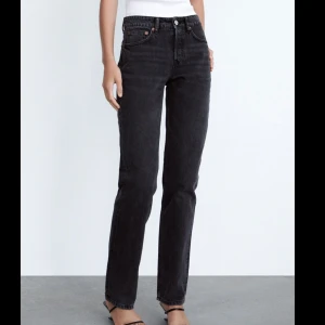 Jeans mid straight - Säljer dessa populära zara jeans då de var för långa och för tighta över rumpan. De är i en strl 40 men passar 38. Köpt för 359kr!! Bud börjar på 200kr + 79kr frakt!! PRISLAPP KVAR ENDAST TESTADE!!