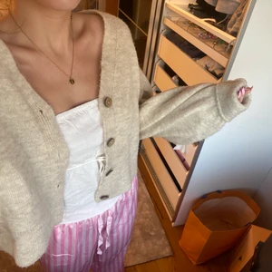 Kofta - Färgen på koftan är färgen som vissas på de 2 första bilderna!! Nt som färgen på sista bilden!! Super söt och fint skick!! Kund står för frakt!