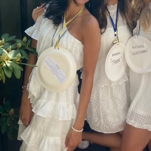 Studentklänning - Studentklänning köpt från Dennis Maglic! Skriv om du vill ha fler bilder! Köptes för 799 kr, använd endast en gång!