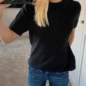 Cashmere topp - Säljer denna superfina cashmere topp i svart då en inte riktigt är min stil. Super fint skick och finns även att köpa i rosa! Fråga efter fler bilder💗💗 Pris kan diskuteras!