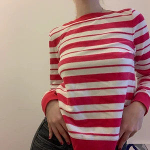 Unik randig tröja - Långärmad topp från &stories i handduks-material! Supermysig! Köpt för ca 400, inga fläckar, hål eller defekter, använt den sparsamt! Har en unik rak halsringning!!