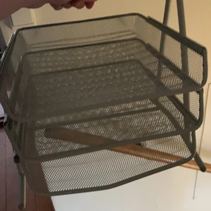 Pappershållare.  - Den är grå, har 3 hyllor om man ska säga så, använd 2 ggr