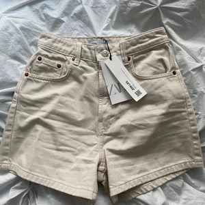 Jeansshorts - Jättefina beiga jeansshorts från zara som är helt nya. Bild på hur dom sitter på finns på sista bilden, eftersom dom är för små har jag inga bilder på hur dom sitter på mig! Gratis frakt!! STÅR DET INTE ”SÅLD” PÅ ANNONSEN FINNS DEN FORTFARANDE KVAR!⭐️⭐️