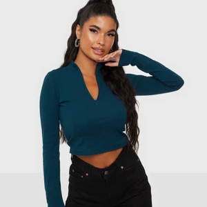 Half zip tröja - Blev problem och råkade beställa hem två av denna tröja, så säljer den ena då det är för sent att returnera. Skit cool tröja som slutar ungefär vid naveln, bekväm, inte för varm. Passar perfekt för mig som är M/L annars i kläder. Aldrig använd. Frakten står köparen för! 😊