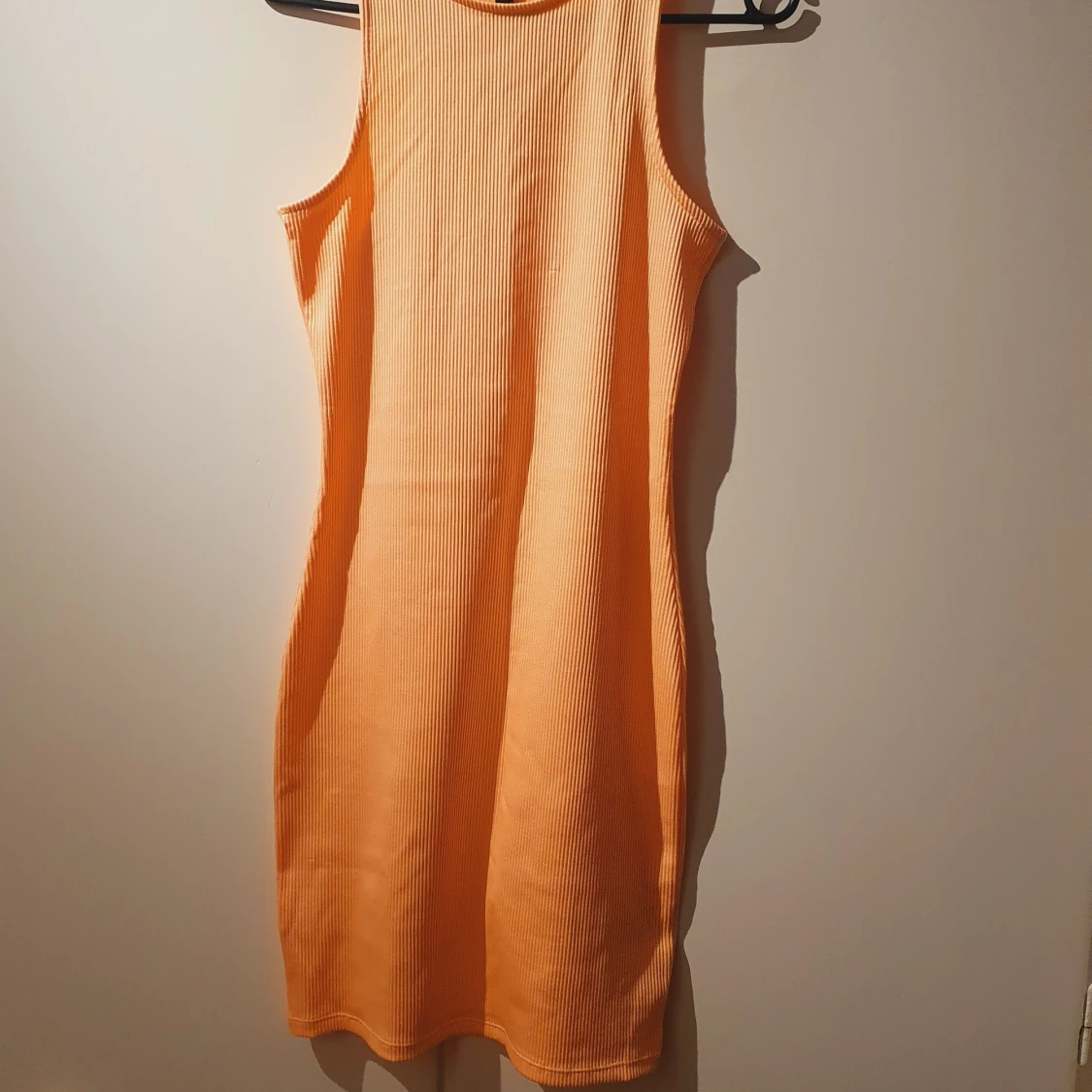 Aprikosfärgad klänning i stl s - 90