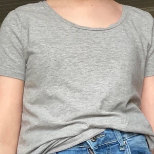 Grå t-shirt - En vanlig grå T-Shirt. Bekväm och en bra passform! 15kr så kan man köpa den direkt! Knappt använd och bra skick! Perfekt att ha under andra tjockare tröjor eller bara som den är!  💶 Jag tar Swish, swisha alltid innan postningen  📨Köpare står för frakt  ❌inga returer  📦 Om man vill köpa flera saker så kan vi komma överens om ett paketpris   🌸Om vi ska mötas för att ett föremål ska byta ägare måste vi båda vara symtomfria #staysafe