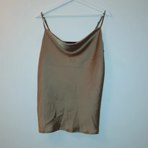 Topp - Guldig/Beige topp från SisterS. En liten fläck på som inte går bort men ingenting som syns så mycket - annars i fint skick! Storleken är M men passar även mindre och större. Köpt för ca 400kr. Köparen står för leveransen och betalning sker via swish!💕