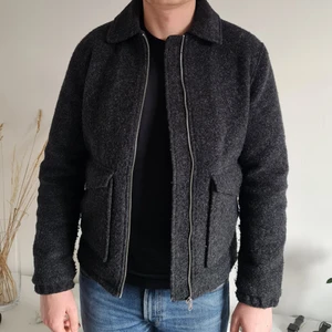 Teddyjacka Stl M  - These Glory Days, Jättevarm och mysig teddyjacka. Fint skick. Använd ett fåtal gånger. Köpt på VOLT, nypris 1900