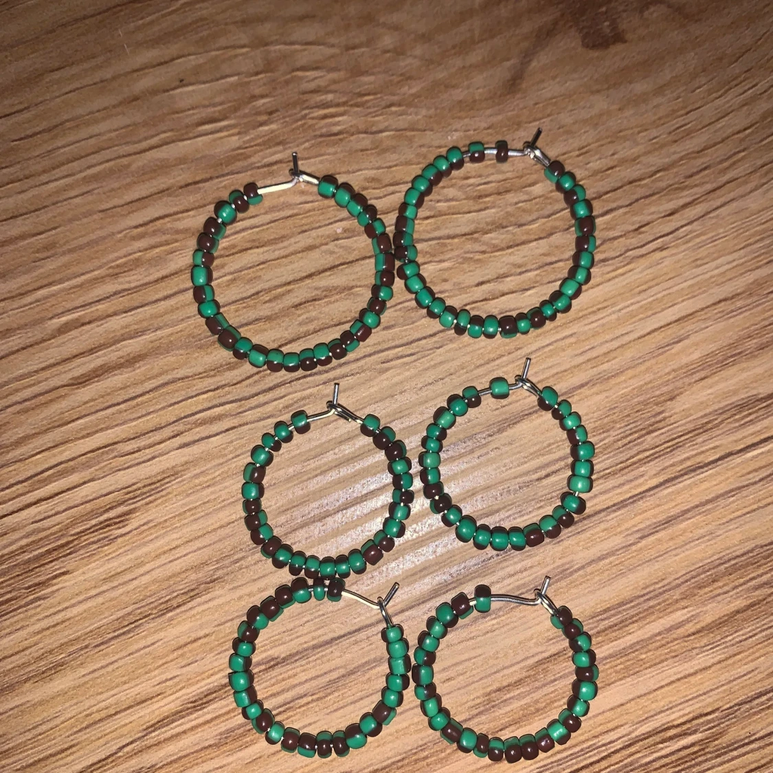 Grön-bruna handmade hoops đ„°
