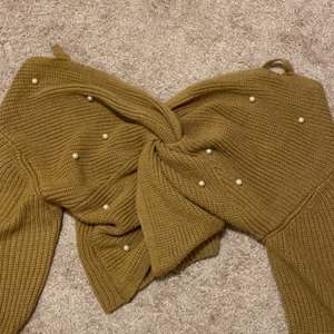 Zaful  - Säljer min fina tröja från Zaful för att den inte kommer till användning och är förstor 💓 Kontakta för fler frågor ☺️Säljer för 150+ frakt 💓