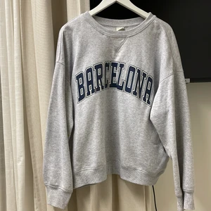 Sweatshirt  - Sweatshirt från HM i st L och passar mig som har st XS/S, säljer för att den inte kommer till användning längre🤍 den är i nyskick 