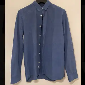 Snyggt blågrå oxfordskjorta från J. Lindeberg. Frakt tillkommer.