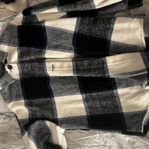 Höst jacka från SHEIN  - Fint skick använt Max 2 gånger ser helt ny ut. Stl L men är mer som en M eller oversize S