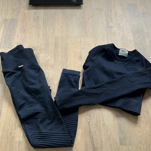 Aimn set marinblått XS - Säljer mitt aimn set i marinblått strl XS, använt endast fåtal gånger. Säljer pga det har blivit för litet💞 Swish betalning + köparen står för frakt (51kr)