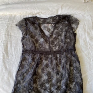 Topp - Säljer denna superfina genomskinliga topp. Den är nästan oanvänd! Är en L men skulle säga att den passar m också!!❤️ köparen står för frakt❤️