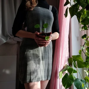 Svartvit klänning - Tunn svartvit klänning, perfekt som ett extralager som inte blir för varmt men ändå snyggt! Har en dragkedja i sidan för att få på den lättare