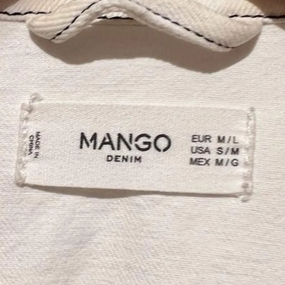 En riktigt snygg sommarjacka i jeansmaterial och vit färg från mango . Jackor.