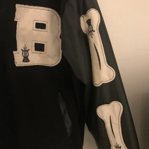 Baseballjacka  - Nästan helt ny men använd 1-2 gånger! Inga fläkar, är i nyskick🤩❤️super fin jacka😍kan fraktas 