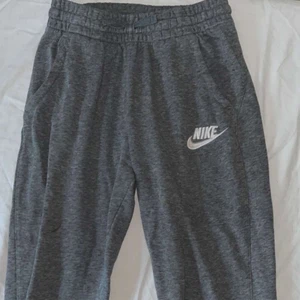 Nike mjukisbyxor - As snygga mjukisbyxor som passar mig som är 168 cm lång. De har inte några defekter alls och är i väldigt bra skick. Säljer dem pga att jag rensar min garderob och de aldrig används längre💗