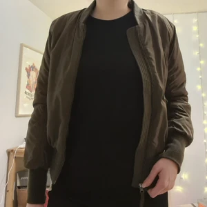 Bomberjacka - Snygg bomberjacka från Sally&Circle 🤗 vadderad, dragkedja, fickor och muddar. Valanvänd men i gott skick 🌟 varm och skön på höst och vår 🌸