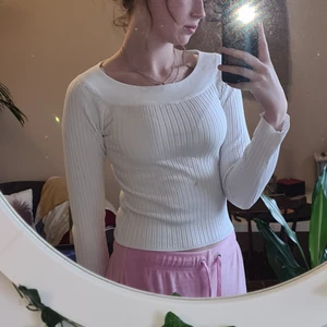 Vit tröja - Jättefin vit tröja som jag älskar men är tuvärr för liten för mig nu. Storlek S från ginatricot