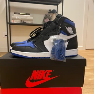 Jordan 1 royal toe  - Köpta från sneakersnstuff. Storlek 8.5 (42). Aldrig använda. Hör gärna av er 💙