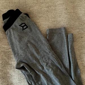 Grå better bodies träningstights strl S - Grå better bodies träningstights i storlek S. Endast använda fåtal gånger. En söm som är lite trasig (se bild 3). Lätt att laga, syns inte när man har de på sig☺️