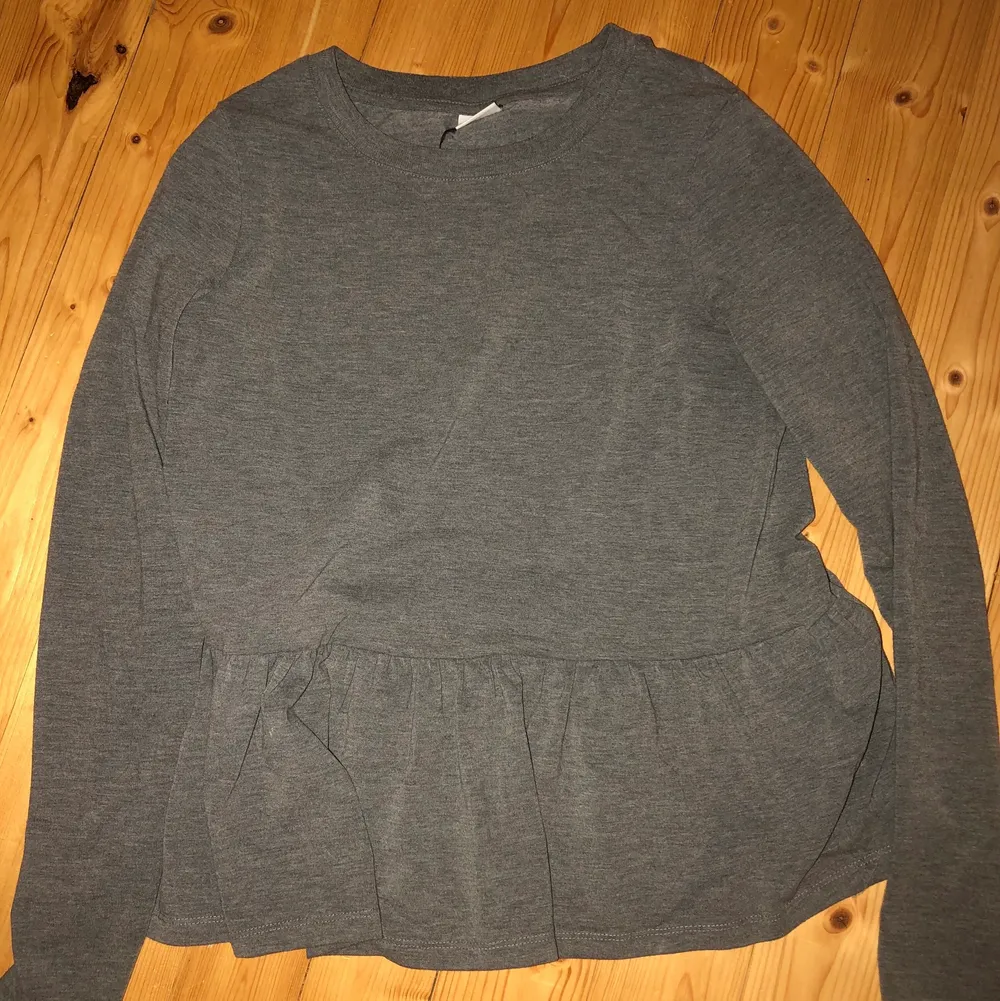 En fin grå volang tröja från Gina Tricot i storlek XS🌼. Tröjan är i väldigt fint skick då jag har använt tröjan ett fåtal gånger! GRATIS FRAKT. Tröjor & Koftor.