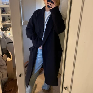 Kappa, strl 44 - Kappa från Carin Wester i superfin marinblå färg⚡️ Storlek 44, jag har vanligtvis 34/36 så passar till mindre beroende på hur man vill ha passformen. Så snygg!😍