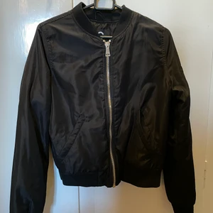 Svart bomberjacka  - Strl xs