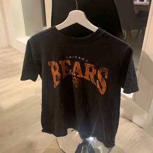 Tshirt 🧡 - Snygg vintage tshirt från H&M i nyskick. Sitter lite oversize. Passar inte mig därför säljer jag den 🐻