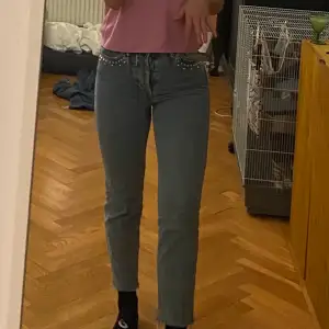 Raka jeans från H&M. Ett par av mina absolut favorit jeans då de sitter som en smäck och man får riktigt fin rumpa! Tyvärr har de blivit försmå för mig och därför säljer jag vidare dom nu! De har några år på nacken vilket också betyder att de är väl använda, trotts detta bra skick utöver en liten slitning fram (meddelande för tydligare bilder) 