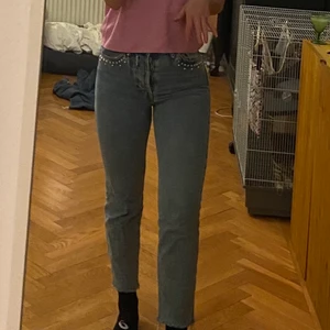 Jeans - Raka jeans från H&M. Ett par av mina absolut favorit jeans då de sitter som en smäck och man får riktigt fin rumpa! Tyvärr har de blivit försmå för mig och därför säljer jag vidare dom nu! De har några år på nacken vilket också betyder att de är väl använda, trotts detta bra skick utöver en liten slitning fram (meddelande för tydligare bilder) 