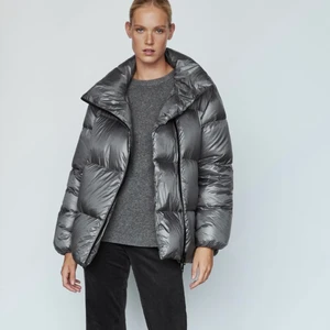 Jacka - Säljer denna jättesnygga jackan från Massimo Dutti. Den är jättevarmt och mysigt. Säljer pga den ej kommer till användning. Den är slutsåld i denna storlek. Använd ca 2 gånger💕