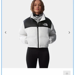 North Face jacka  - Säljer min jacka från the north face helt oanvänd  , köpte den för 3000 den är i storlek M men skulle nog passa en S också endast seriösa bud om du vill ha fler bilder bara skriv då. Du  betalar för frakten 