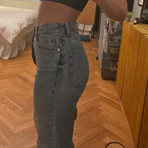 Superfina jeans från H&M. Använda ett fåtal gånger. Säljer pga de inte kommer till användning längre.