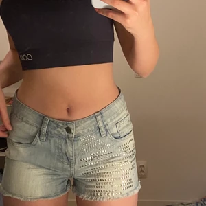 blåa shorts med nitar  - Säljer dessa skit snygga shorts från Pieces! Köpte dem second hand men har själv aldrig använt dem❗️Nitarna är lite plastiga och lite lätt slitna men inget som märks av❗️Jag skulle säga att första bilden visar en mer rättvis färg. Buda från 30kr, köparen står för frakten