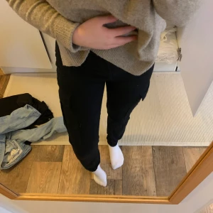 Coola svarta cargo pants! - Säljer mina coola cargo pants! Högre midja med fickor på båda sidor. Från bikbok! 