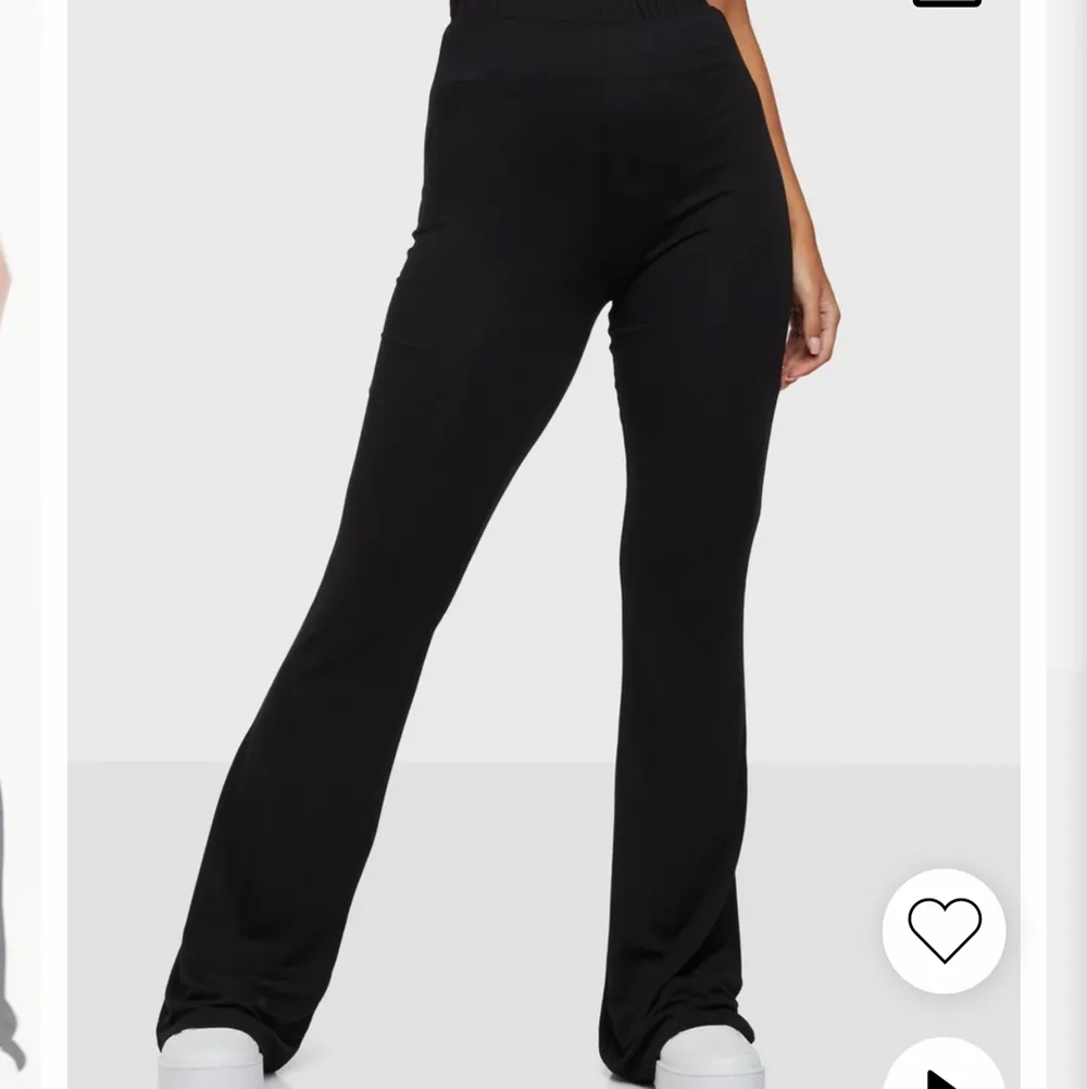 Svarta byxor från NELLY. Använda ca 2-3 gånger. Mjukt material. Säljes för 60kr + 20kr i frakt. ”Show Pants” på nelly.com. Storlek XS men passar även S/M. De formar sig bra!. Jeans & Byxor.