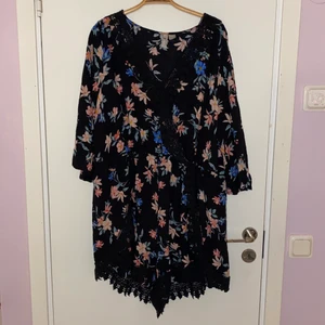 HM+ jumpsuit med spets - HM+ jumpsuit med spets i stl 52