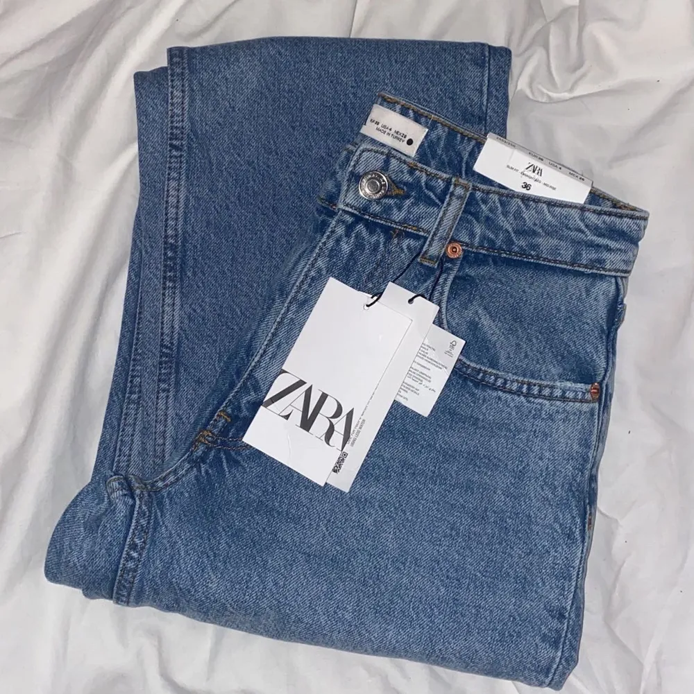 Säljer dessa super snygg blåa mid waist jeansen från Zara pga att dem är försmå. Aldrig andvända och är i storlek 36! Säljer dem för 200kr+ frakt💙. Jeans & Byxor.