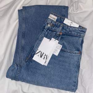 Säljer dessa super snygg blåa mid waist jeansen från Zara pga att dem är försmå. Aldrig andvända och är i storlek 36! Säljer dem för 200kr+ frakt💙