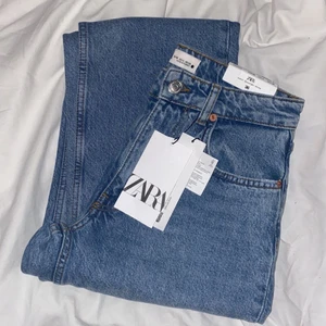 Jeans  - Säljer dessa super snygg blåa mid waist jeansen från Zara pga att dem är försmå. Aldrig andvända och är i storlek 36! Säljer dem för 200kr+ frakt💙