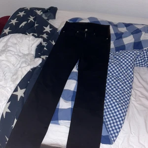 Lågmidjade byxor - Svarta lågmidjade byxor