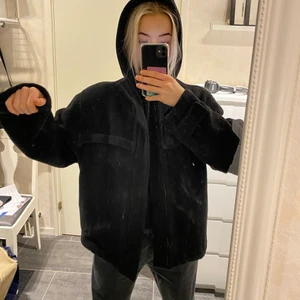 kort kappa  - tjock kappa med dragkedja o står luva, de typ filt material, super varm och lagom längd. säljer då jag aldrig får tid att ha den. de är inga fläckar de är spegeln haha🤌🏼 vill ni har fler bilder äre ba o skriva. buda från 200 