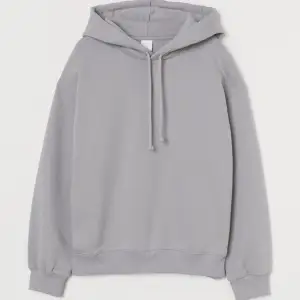 Hej, säljer denna hoodie från hm som jag aldrig använt då jag råkade beställa två men jag hade redan dragit av lappen så kunde ej lämna tillbaka❤️ jag köpte för ungefär 250kr och säljer nu bara för 170kr💕 Tröjan är i helt nyskick då den har aldrig kommit till användning. Tröjan är nu slut på hm och går inte att få tag på längre💥 buda jätte gärna i kommentera eller kom privat!