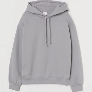 Hoodie - Hej, säljer denna hoodie från hm som jag aldrig använt då jag råkade beställa två men jag hade redan dragit av lappen så kunde ej lämna tillbaka❤️ jag köpte för ungefär 250kr och säljer nu bara för 170kr💕 Tröjan är i helt nyskick då den har aldrig kommit till användning. Tröjan är nu slut på hm och går inte att få tag på längre💥 buda jätte gärna i kommentera eller kom privat!
