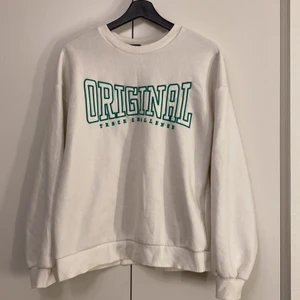 Gina Tricot  - En vit sweatshirt från Gina i bra skick storlek M, hör av er vid funderingar eller mer bilder🤍