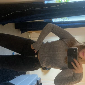 Stickad tröja - Grå stickad tröja från pull&bear😊sparsamt använd i väldigt fint skick. Storleken passar en xs/s, köparen står för frakt