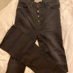 Bootcut jeans ifrån mango. Sitter super fint, högmidja och knappgylf. Fin längd (jag är 174 och dom sitter perfekt på mig) storlek 32